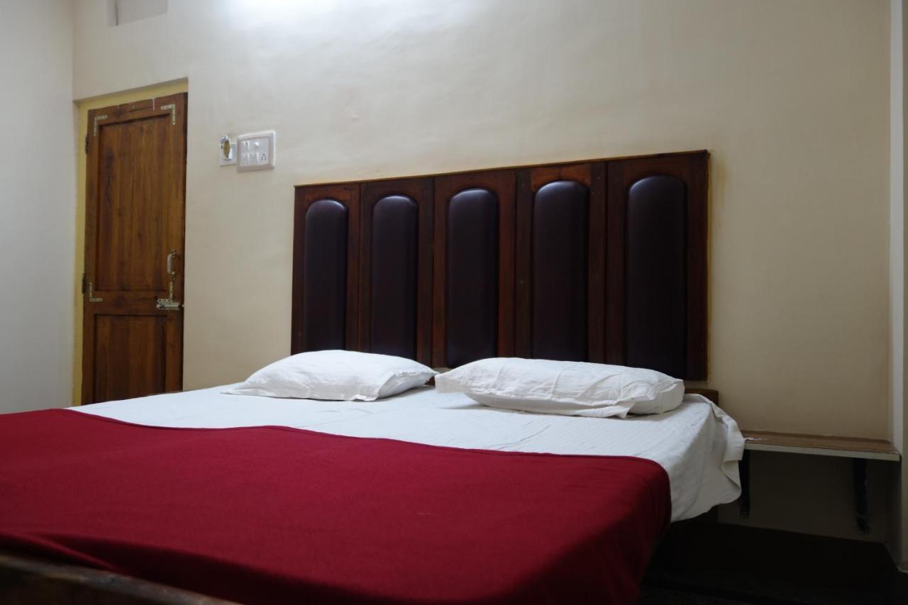 Hotel HCB  Brahmapur Buitenkant foto